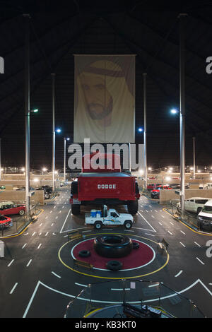 Émirats arabes unis, Abu Dhabi, shanayl, Emirates national car museum, car collection de cheikh Hamad bin Hamdan al Nahyan, également connu sous le nom de cheikh arc-en-ciel, dodge power wagon monster truck sur châssis de camion minier Banque D'Images