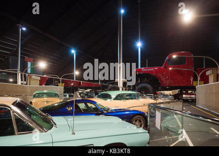 Émirats arabes unis, Abu Dhabi, shanayl, Emirates national car museum, car collection de cheikh Hamad bin Hamdan al Nahyan, également connu sous le nom de cheikh arc-en-ciel, dodge power wagon monster truck sur châssis de camion minier Banque D'Images