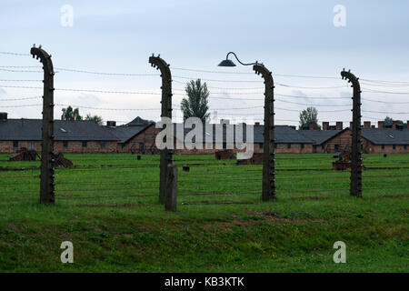 Caserne vie derrière les barbelés des clôtures à Auschwitz II Birkenau camp de concentration, Pologne Banque D'Images