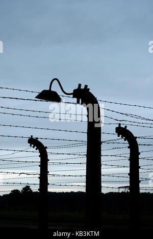 Clôtures de barbelés à Auschwitz II Birkenau camp de concentration, Pologne Banque D'Images