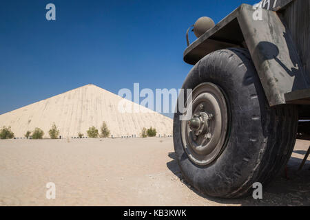 Eau, Abu Dhabi, Shanayl, Emirates National car Museum, collection de voitures de Sheikh Hamad Bin Hamdan Al Nahyan, également connu comme le Rainbow Sheikh, la plus grande réplique de jeep de la Seconde Guerre mondiale Banque D'Images