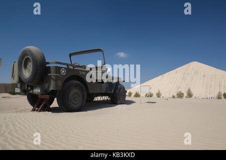 Eau, Abu Dhabi, Shanayl, Emirates National car Museum, collection de voitures de Sheikh Hamad Bin Hamdan Al Nahyan, également connu comme le Rainbow Sheikh, la plus grande réplique de jeep de la Seconde Guerre mondiale Banque D'Images