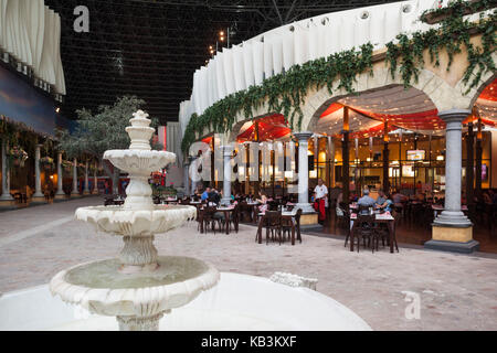 Émirats arabes unis, Abu Dhabi, Yas Island, parc d'attractions ferrari world, parc cafe Banque D'Images