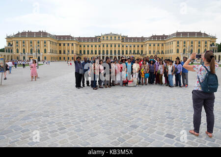 Les touristes de prendre une photo de groupe au palais de Schönbrunn à Vienne, Autriche, Europe Banque D'Images