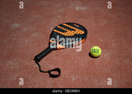 Raquette de tennis Padel et balles sur un terrain de padel Banque D'Images