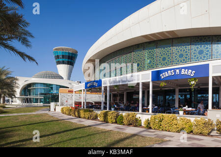 Émirats arabes unis, Abu Dhabi, Yas Island, Yas Marina bâtiments avec cipriani restaurant italien Banque D'Images