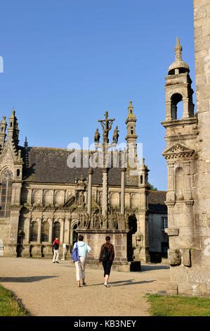 La France, Finistère, halte sur le chemin de St Jacques, St Thegonnec, calvaire et enclos paroissial Banque D'Images