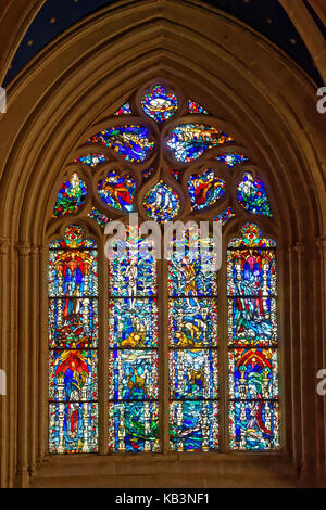 La France, Finistère, Quimper, la cathédrale Saint-Corentin, les fonts baptismaux chapell, le vitrail du baptême Banque D'Images