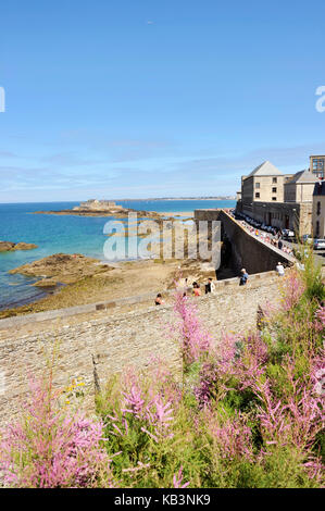 La France, de l'Ille et vilaine, Côte d'emeraude (Côte d'émeraude), saint malo, les remparts de la ville fortifiée et le fort national Banque D'Images