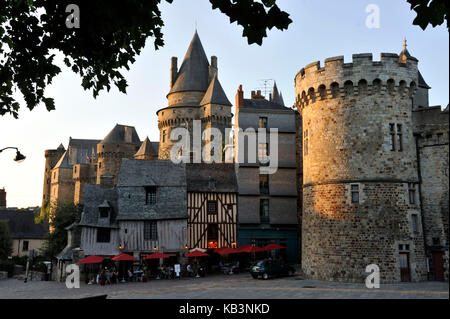 France, Ille-et-Vilaine, Vitré, arrêt sur la route de Saint-Jacques, le château et la rue d'Embas Banque D'Images