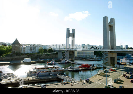 La France, Finistère, Brest, Tour Tanguy et le pont de Recouvrance domine la penfeld et les navires de guerre dans l'arsenal Banque D'Images