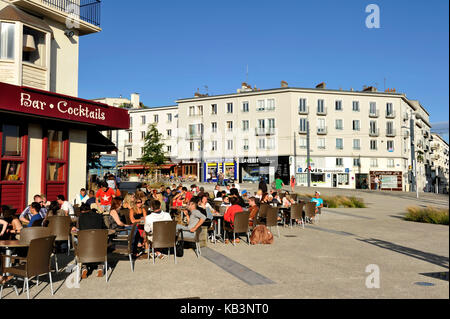 La France, Finistère, Brest, terrasse de restaurant le long de la rue de Siam Banque D'Images