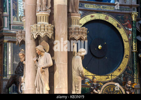 La France, Bas Rhin, Strasbourg, vieille ville classée au Patrimoine Mondial de l'UNESCO, la cathédrale de Notre-Dame, l'horloge astronomique et le Pilier des Anges Banque D'Images