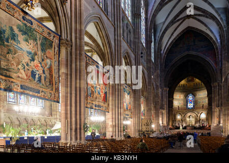 La France, Bas Rhin, Strasbourg, vieille ville classée au Patrimoine Mondial de l'UNESCO, la cathédrale de Notre Dame, les tapisseries de la vie de la Vierge exposée chaque année en décembre dans la nef Banque D'Images