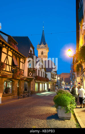 La France, Bas Rhin, Obernai, sainte-odile street et la chapelle tower Banque D'Images