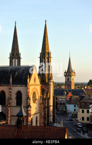 France, Bas Rhin, Obernai, église Saint Pierre et Paul et tour de la chapelle Banque D'Images