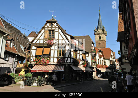 La France, Bas Rhin, Obernai, sainte-odile street et la chapelle tower Banque D'Images