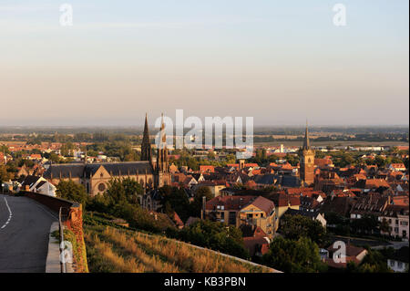 La France, Bas Rhin, Obernai, vue générale avec l'église Saint Pierre et Paul et la tour de la chapelle Banque D'Images