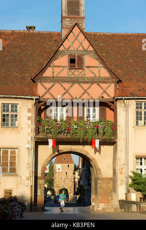 La France, Bas Rhin, rosheim village, le général de Gaulle, rue de la porte de l'école et virgin gate (à l'arrière) Banque D'Images