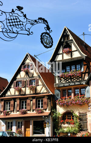 La France, Bas Rhin, Alsace wine route, dambach la ville, la place du marché Banque D'Images