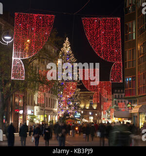 La France, Bas Rhin, Strasbourg, vieille ville classée au patrimoine mondial de l'unesco, le grand arbre de Noël de la place Kléber avec l'éclairage de la rue des grandes arcades Banque D'Images