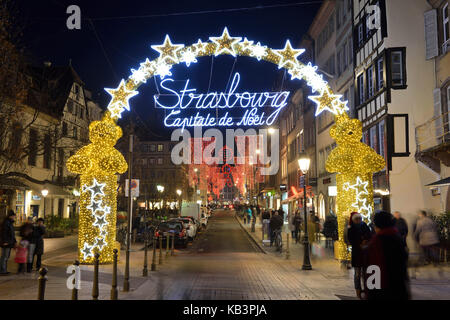 France, Bas Rhin, Strasbourg, vieille ville classée au patrimoine mondial de l'UNESCO, le grand arche 'Strasbourg, capitale de Noël' situé à l'entrée de la rue de l'ancien marché aux poissons Banque D'Images