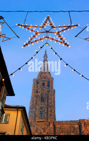 La France, Bas Rhin, Strasbourg, vieille ville classée au Patrimoine Mondial de l'UNESCO, décoration de Noël, rue Mercière et de la Cathédrale Notre-Dame Banque D'Images