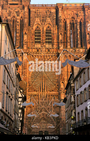 La France, Bas Rhin, Strasbourg, vieille ville classée au Patrimoine Mondial de l'UNESCO, décoration de Noël, rue Mercière et de la Cathédrale Notre-Dame Banque D'Images