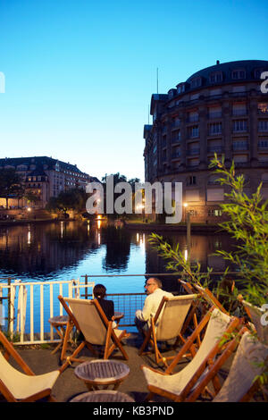 La France, bas-rhin, Strasbourg, vieille ville classée au patrimoine mondial de l'unesco, des cafés des bateaux sur le quai des Bateliers sur les rives de la rivière Ill. Banque D'Images