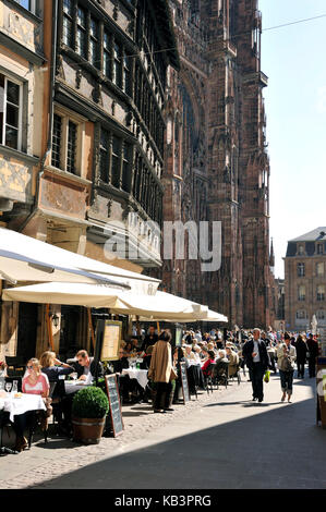 La France, Bas Rhin, Strasbourg, vieille ville classée au patrimoine mondial de l'unesco, de la place de la cathedrale, maison Kammerzell du 15ème-16ème siècle et la cathédrale Banque D'Images