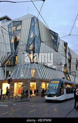 La France, Bas Rhin, Strasbourg, vieille ville classée au Patrimoine Mondial de l'UNESCO, la place de l'Homme de Fer (Iron Man) en face de la modernisation du grand magasin Le Printemps, centre de réunion des lignes de tramway (tram) Banque D'Images