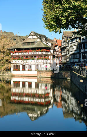 La France, Bas Rhin, Strasbourg, vieille ville classée au patrimoine mondial de l'unesco, le quartier de la petite France avec la maison des Tanneurs restaurant Banque D'Images