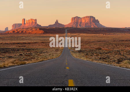 Matin vue sur Monument Valley dans l'Utah, à nous le sud sur 163. usa, Utah Banque D'Images