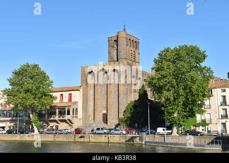 La France, l'Hérault, Agde, Hérault river banks et cathédrale St Etienne Banque D'Images