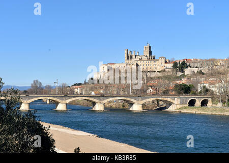 La France, l'hérault, Béziers, nouveau pont sur la rivière orb avec la cathédrale Saint nazaire dans l'arrière-plan Banque D'Images