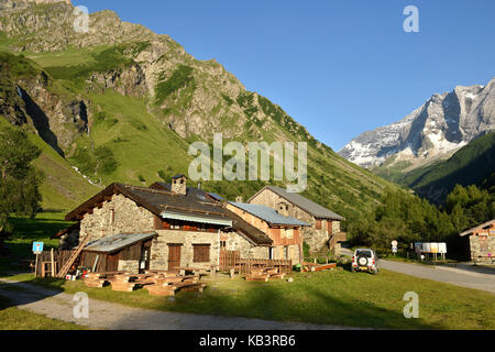 France, Savoie, Parc National de la Vanoise, Champagny le haut, hameau de Laisonnay d'en haut avec une vue sur la Grande Casse (3855 m) Banque D'Images