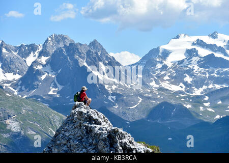 France, Savoie, massif de la Vanoise, Tarentaise, Courchevel, randonnées sur la dent Du Villard (2284 m) avec une vue de Gebroulaz glacier et l'Aiguille de Péclet (3561m) du Parc National de la Vanoise Banque D'Images