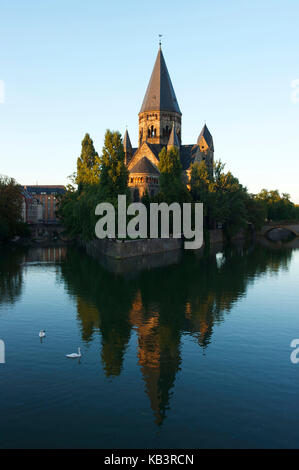 France, Moselle, Metz, l'île du petit saulcy le temple neuf ou l'église des neuf allemands, les rives de la moselle Banque D'Images