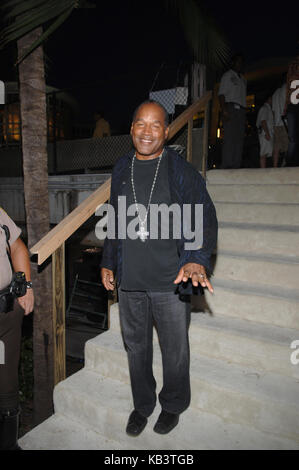 Miami - 28 AOÛT : (COUVERTURE exclusive) O.J Simpson arrive au MTV Video Music Awards 2005 à l'American Airlines Arena le 28 août 2005 à Miami, en Floride Personnes: O.J. Simpson Réf. Transmission: FLXX Hoo-Me.com / MediaPunch Banque D'Images