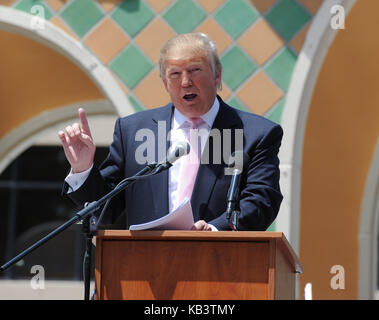 Boca RATON, FL - 16 AVRIL : le milliardaire Donald J. Trump a fait sa première apparition lors du rassemblement de la Journée de l'impôt du Tea Party du Sud de la Floride. Le 16 avril 2011 à Boca Raton, Floride Personnes: Donald Trump transmission Ref: FLXX Hoo-Me.com / MediaPunch Banque D'Images