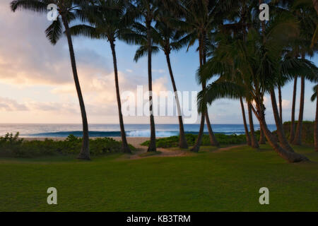 La première lumière au paradis de beauté le long de la côte sud à Po'UIP sur l'île de Kauai.