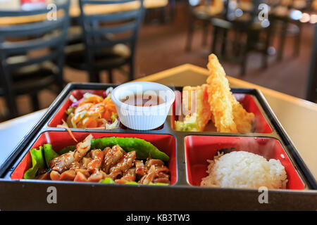 Style japonais délicieux bento, servir avec des crevettes, de la salade, FRY FRY cuisse de poulet et riz, mangé à Los Angeles, California, UNITED STATES Banque D'Images