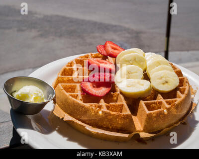 De délicieux fruits - Banane et fraise crêpe , Servir avec du fromage crème, mangé à Los Angeles, California, UNITED STATES Banque D'Images