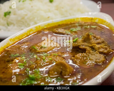 Délicieux curry de boeuf, de service avec du riz, mangé à Los Angeles, California, UNITED STATES Banque D'Images