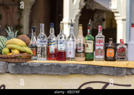 Cesky Krumlov, République tchèque - 17 août 2017 : comptoir bar avec des bouteilles d'alcool dans le centre-ville historique Banque D'Images