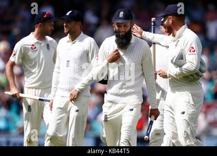 Moeen Ali de l'Angleterre mène les joueurs hors du terrain après avoir pris un tour du chapeau lors de la cinquième journée de l'Investec troisième test match entre l'Angleterre et l'Afrique du Sud, à l'ovale à Londres. 31 juil 2017 Banque D'Images