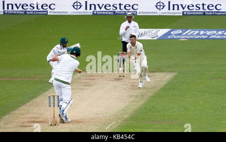 James Anderson de l'Angleterre Chris Morris captures d'Afrique du Sud de son propre bowling pendant deux jours du troisième Investec test match entre l'Angleterre et l'Afrique du Sud, à l'ovale à Londres. 28 juil 2017 Banque D'Images