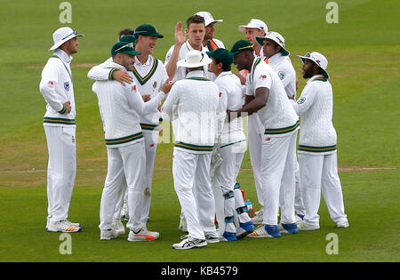 Morne Morkel d'Afrique du Sud prend le guichet de Moeen Ali de l'Angleterre pendant deux jours à la naissance de l'Investec troisième test match entre l'Angleterre et l'Afrique du Sud, à l'ovale à Londres. 28 juil 2017 Banque D'Images