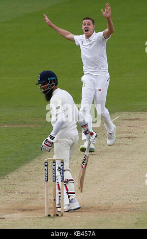 Morne Morkel d'Afrique du Sud prend le guichet de Moeen Ali de l'Angleterre pendant deux jours à la naissance de l'Investec troisième test match entre l'Angleterre et l'Afrique du Sud, à l'ovale à Londres. 28 juil 2017 Banque D'Images