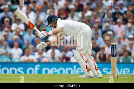 Joe racine de l'Angleterre est frappée par une livraison de Morne Morkel d'Afrique du Sud au cours de la première journée de la troisième Investec test match entre l'Angleterre et l'Afrique du Sud, à l'ovale à Londres. 27 juil 2017 Banque D'Images